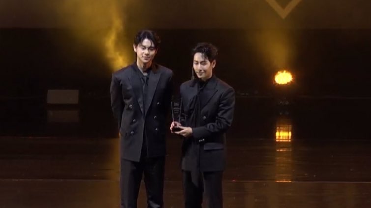 septemberpphar's tweet image. ซีรีส์ BL แห่งปี ได้แก่ Jack &amp;amp; Joker ทำไมต้องเป็นเธอทุกที 🃏 
♡ Congrats 🥳🎆💖🃏 น้องไพ่ได้รางวัลแล้ว 🥺 วันนี้แจ็คพาโจ๊กมารับรางวัลแล้วนะทุกคน แจ๊คกับโจ๊กเค้าได้เจอกันแล้วนะ เค้ามารับรางวัลด้วยกันเลย ยืนคู่กันเลยเห็นมั้ย🫂🥺🫳🏻

#THBoxOffice2024YinWar 
YINWAR TH BOXOFFICE AWARD