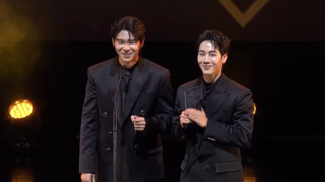 septemberpphar's tweet image. ซีรีส์ BL แห่งปี ได้แก่ Jack &amp;amp; Joker ทำไมต้องเป็นเธอทุกที 🃏 
♡ Congrats 🥳🎆💖🃏 น้องไพ่ได้รางวัลแล้ว 🥺 วันนี้แจ็คพาโจ๊กมารับรางวัลแล้วนะทุกคน แจ๊คกับโจ๊กเค้าได้เจอกันแล้วนะ เค้ามารับรางวัลด้วยกันเลย ยืนคู่กันเลยเห็นมั้ย🫂🥺🫳🏻

#THBoxOffice2024YinWar 
YINWAR TH BOXOFFICE AWARD