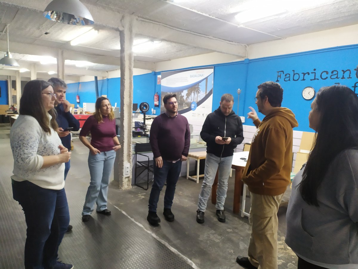 Aquesta setmana hem rebut un equip de mentors de robòtica educativa per a saber més sobre com fem el que fem. Esperem haver-los ajudat perquè puguin millorar l'ensenyament-aprenentatge de les àrees STEM.

#makers #Badalona