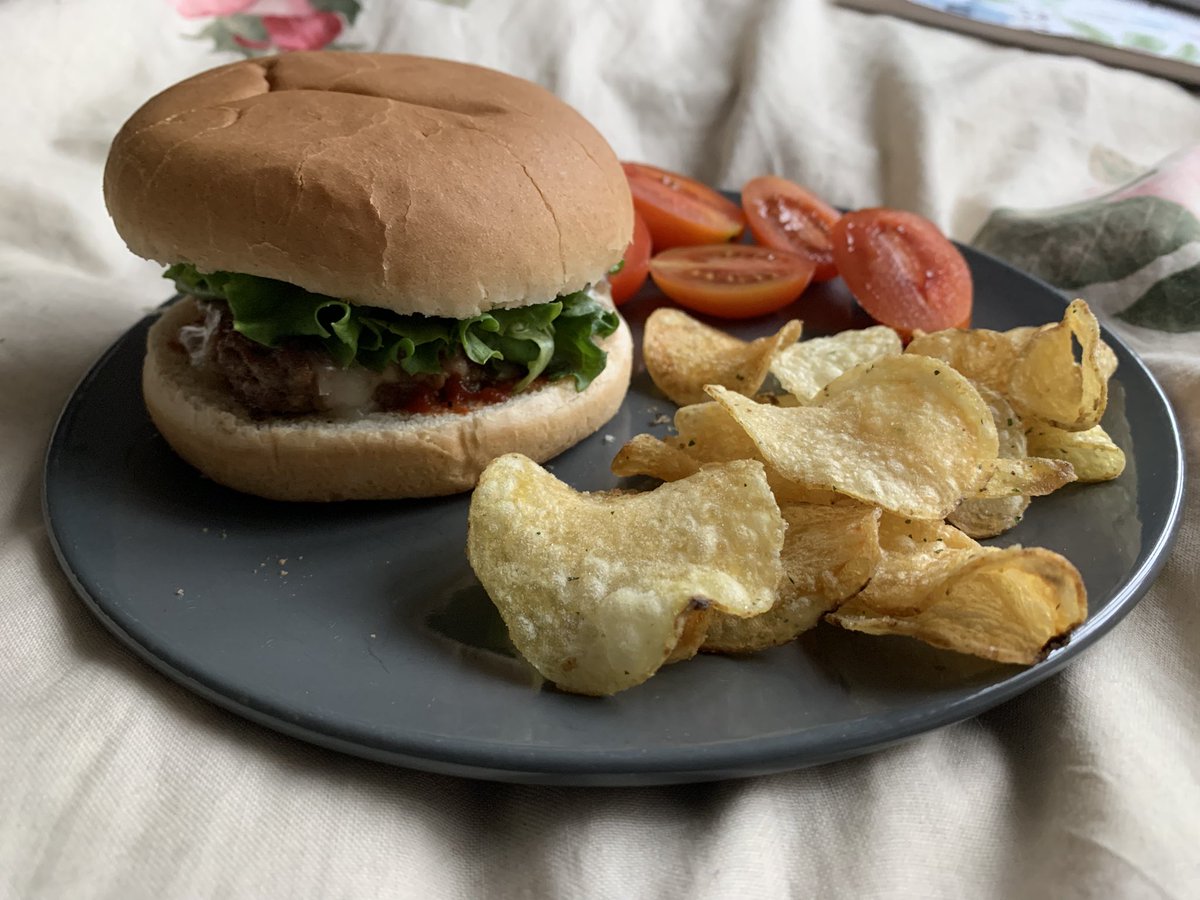 mifyune's tweet image. first time having chips with my burger:)