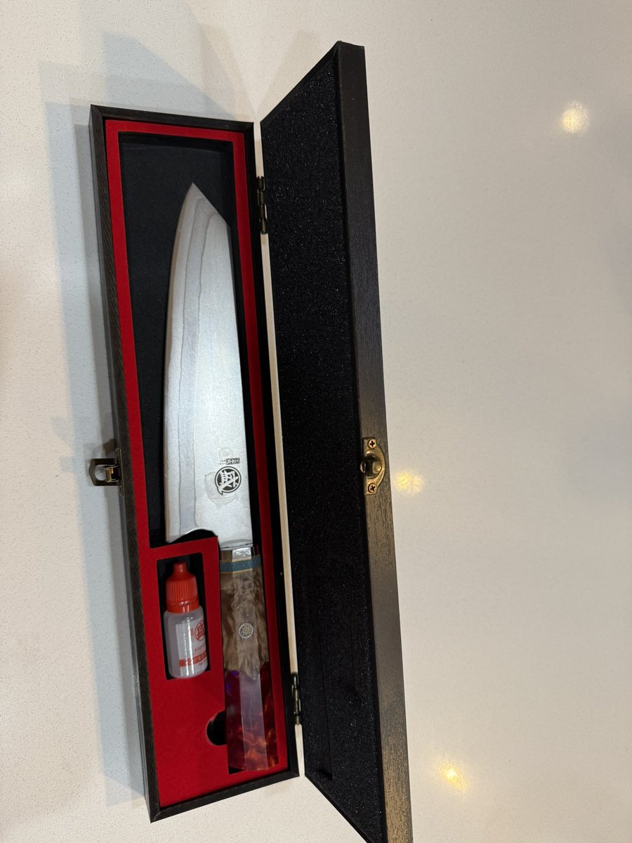 RaeSerbeck's tweet image. My newest and favorite chef’s knife I’ve ever owned, just a beautiful piece 🔥

#chef #cookingcommunity #cooking #knife