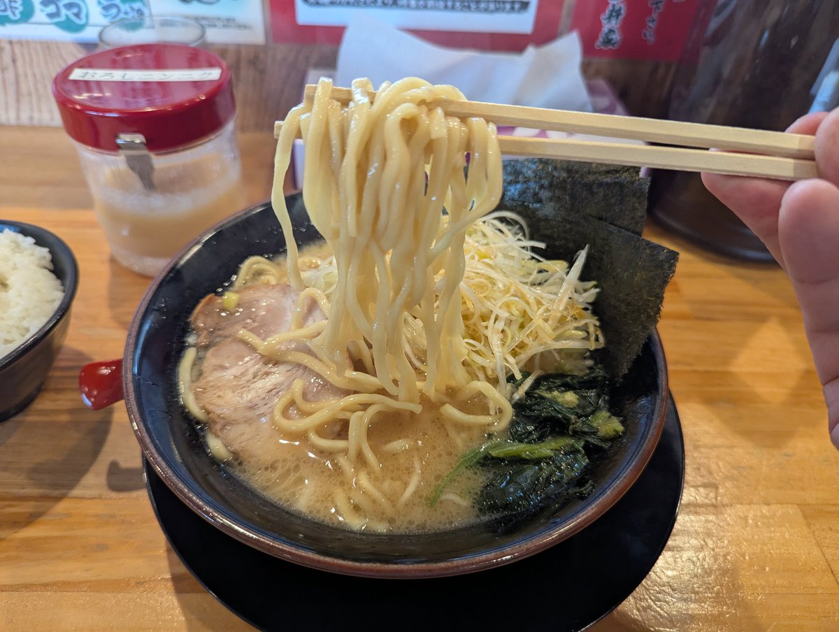 昨日のランチ
 #家系ラーメン一新家別所  #ねぎラーメン  #醤油とんこつ  #中太麺  #ライス頼むと15時までおかわり無料