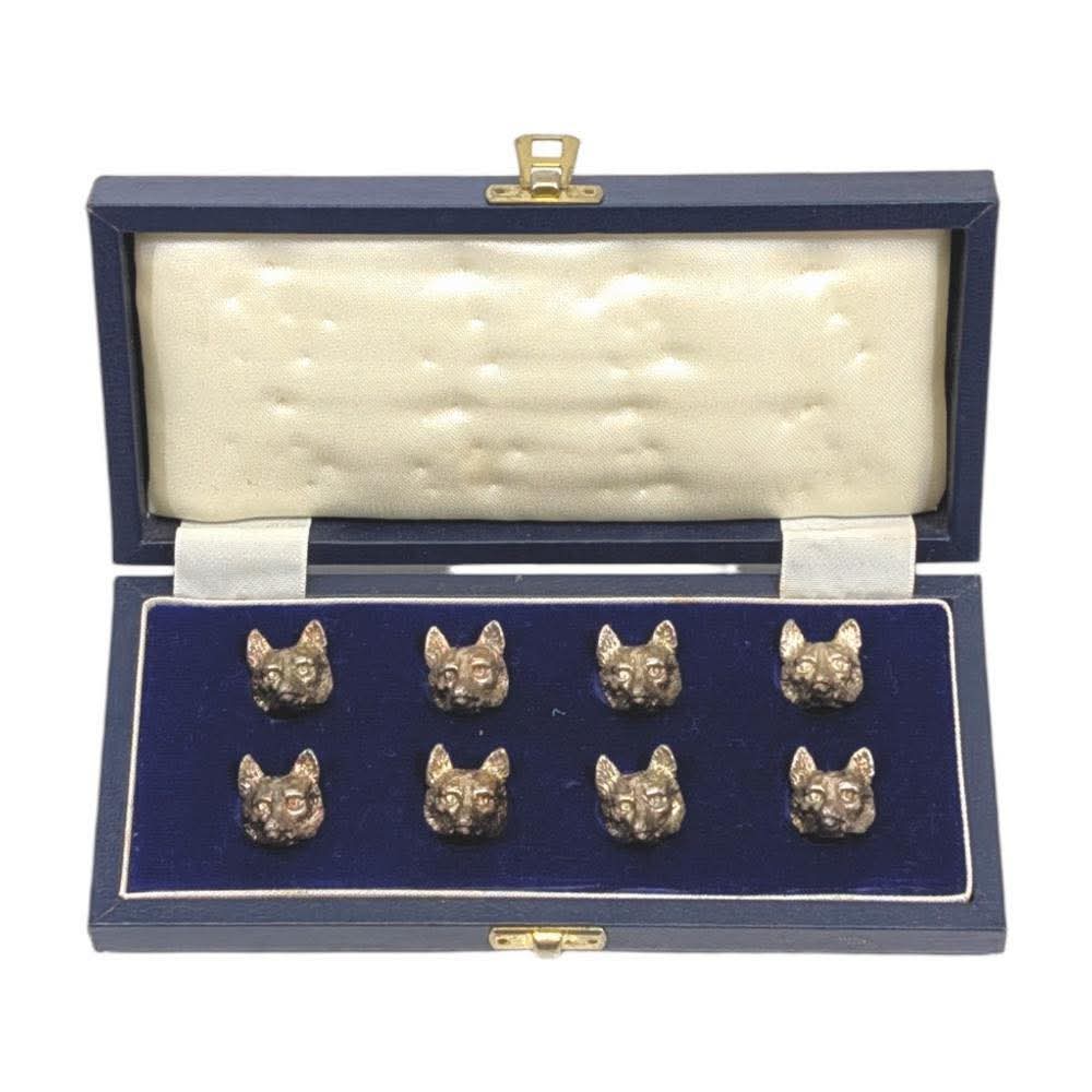 Lot 89 in our sale this Friday:

A cased set of eight silver place card holders, each cast as the head of a fox, by Albert Edward Jones, Birmingham, 1991

£100-200

#antiquesilver #vintagesilver #silvercollector #Silver #antiqueinterior #antiquesilvercollector #silvercollectors