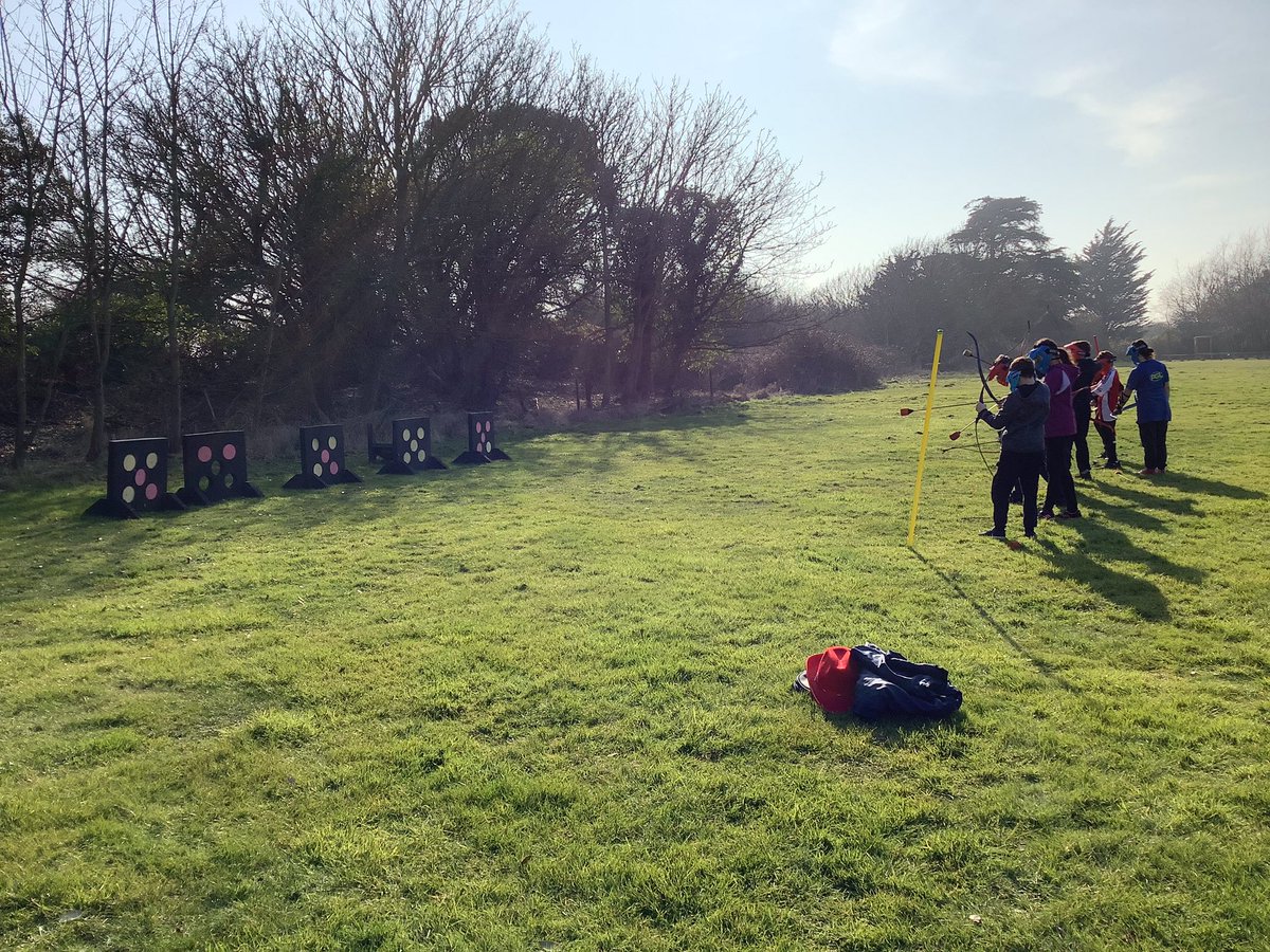 PrettygateJun's tweet image. Teams took each other on in archery tag 🎯