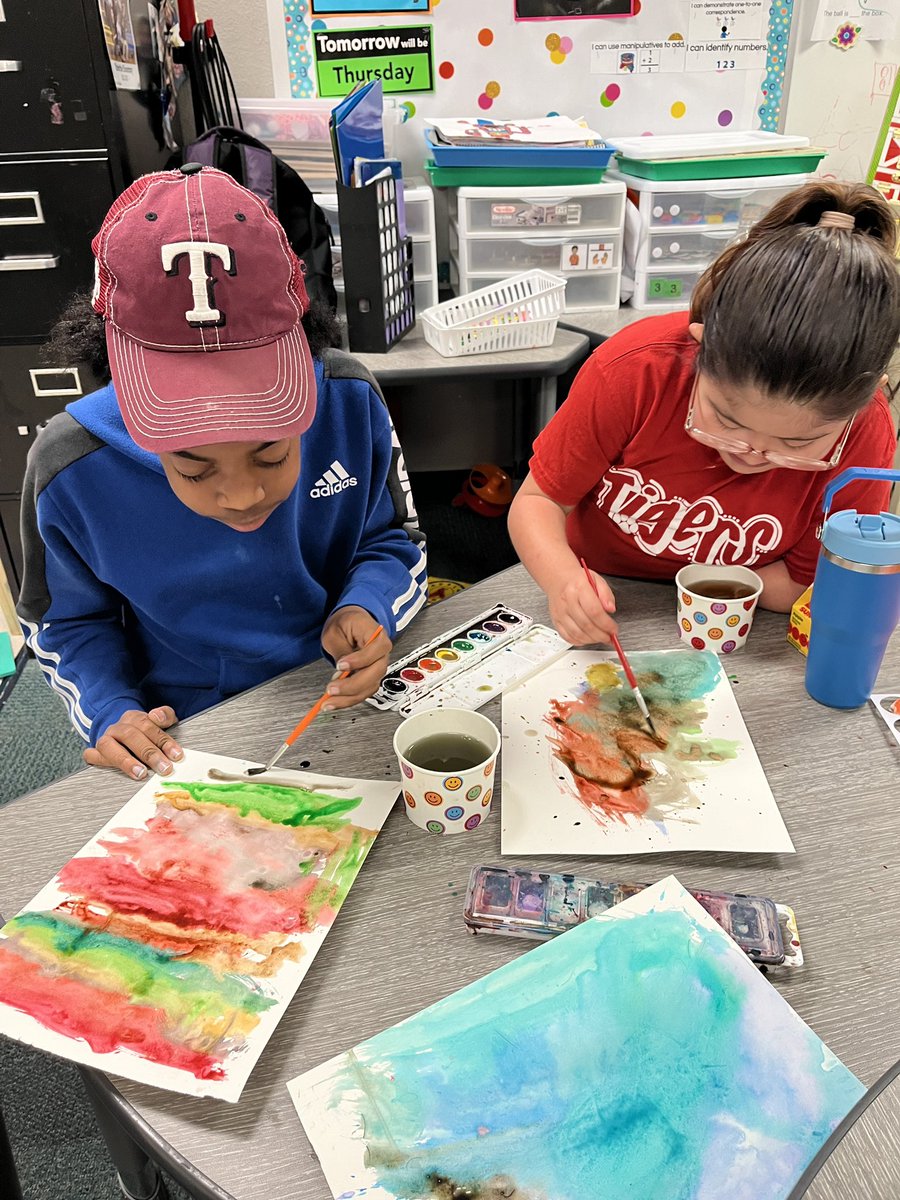 Hahne_Elyse's tweet image. Creating our Texas sunrises and sunsets #elementaryart #tesleads