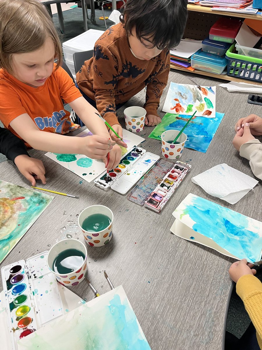 Hahne_Elyse's tweet image. Creating our Texas sunrises and sunsets #elementaryart #tesleads