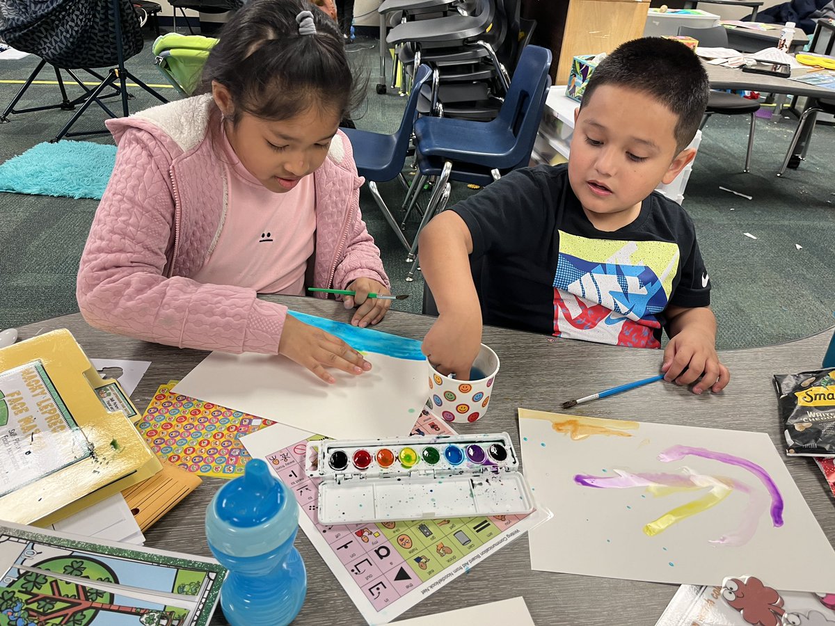 Hahne_Elyse's tweet image. Creating our Texas sunrises and sunsets #elementaryart #tesleads