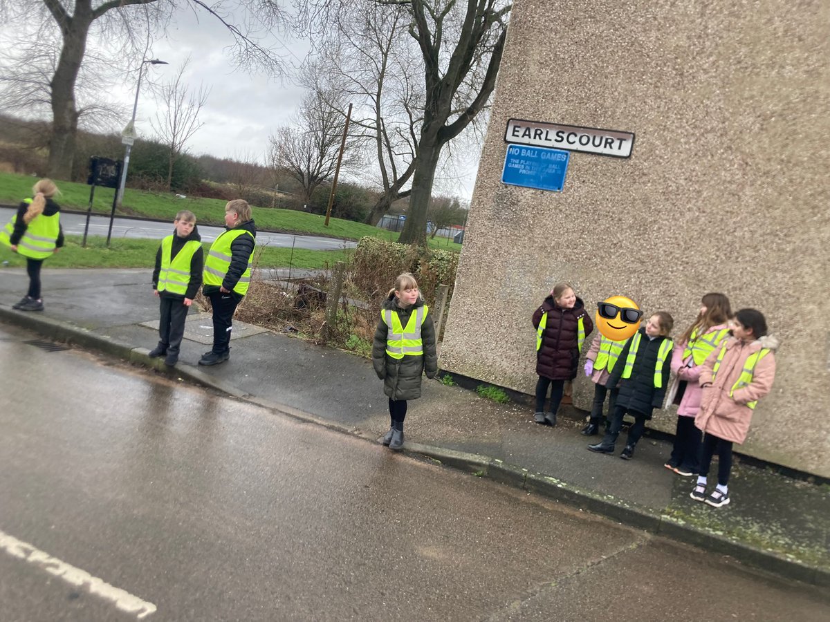 TPAYear3KK's tweet photo. Over the last two weeks, we have been learning how to cross roads safely. #TPAPE @DeltaTheParks https://t.co/ugIz2jMb18