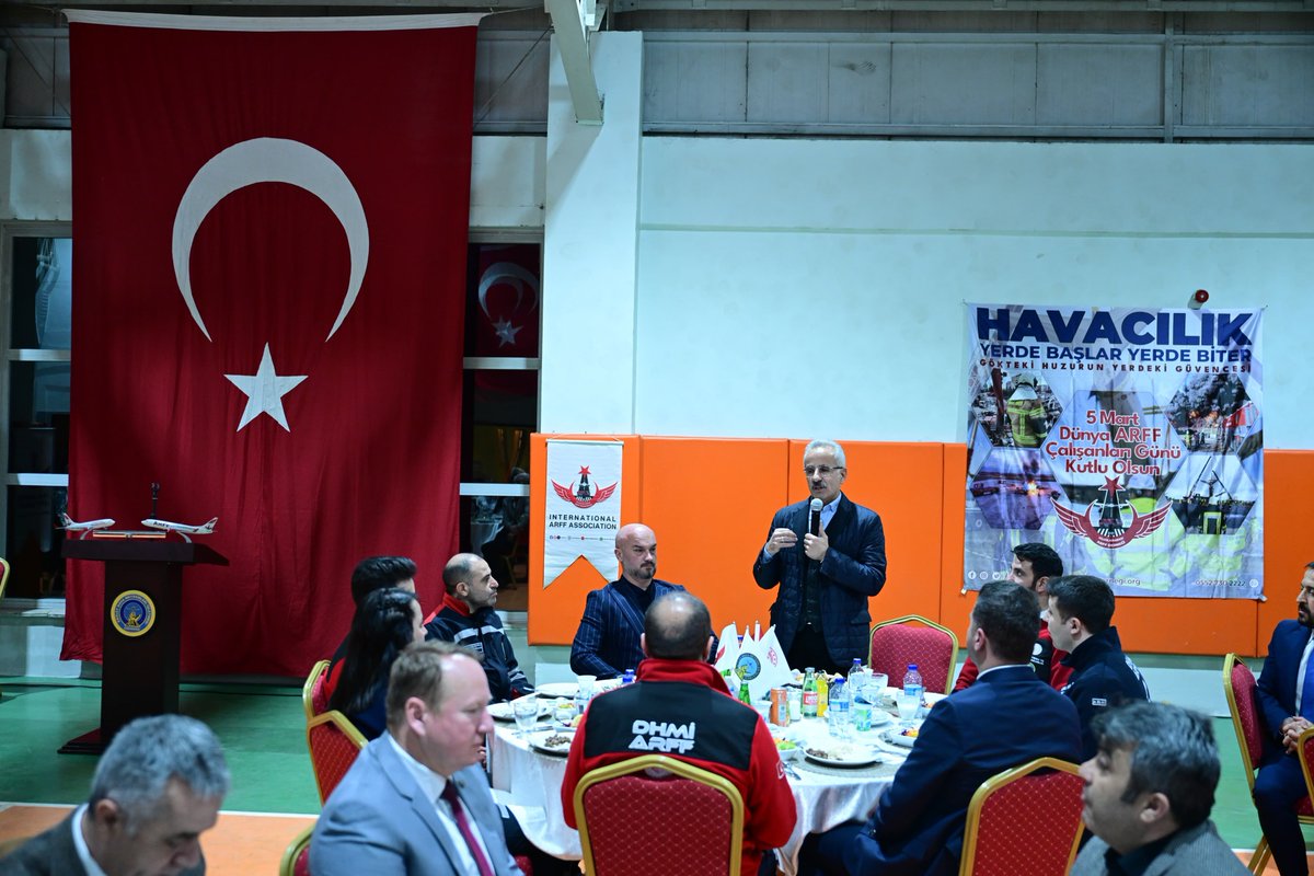 a_uraloglu's tweet photo. 📍 Ankara

Havalimanlarımızın kahramanları ARFF çalışanlarımızla iftar sofrasında bir araya geldik. Düzenlenen programda Ramazan-ı Şerif’in bereketini paylaştık.

Bu vesileyle 5 Mart ARFF Çalışanları Günü’nü kutluyor; Cenab-ı Allah’tan ibadetlerimizi kabul, birlik ve beraberliğimizi daim eylemesini diliyorum. 🤲

#TürkiyeHızlanıyor 🇹🇷