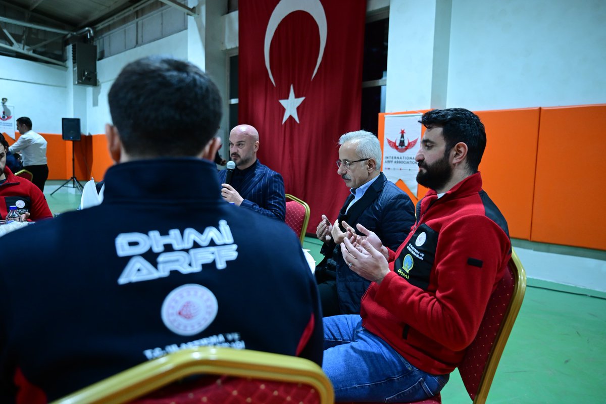 a_uraloglu's tweet photo. 📍 Ankara

Havalimanlarımızın kahramanları ARFF çalışanlarımızla iftar sofrasında bir araya geldik. Düzenlenen programda Ramazan-ı Şerif’in bereketini paylaştık.

Bu vesileyle 5 Mart ARFF Çalışanları Günü’nü kutluyor; Cenab-ı Allah’tan ibadetlerimizi kabul, birlik ve beraberliğimizi daim eylemesini diliyorum. 🤲

#TürkiyeHızlanıyor 🇹🇷