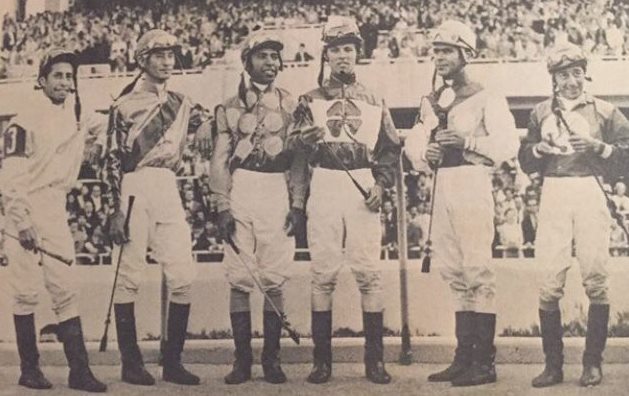jfarache's tweet photo. 08/03/1970 se disputó la Carrera de los Ases en La Rinconada, con J.E. Cruz (Paraje), Braulio Baeza (Winter's Quota), Angel Cordero Jr. (York), Eddie Belmonte (Tropic Prince), Gustavo Avila (Fox) y Balsamino Moreira (Elenco). Ganó FOX, en tiempo record de 102"3 para 1.700 mts.

Fotos @Monedo
