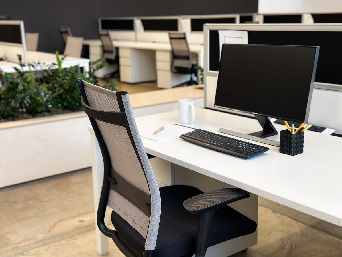 Window or aisle seat? ☺️ 
We've got a few great deals on Desks at Venue Coworking, visit our website to learn more! 

experience4m.com/coworking/

#annarbor #coworking #community