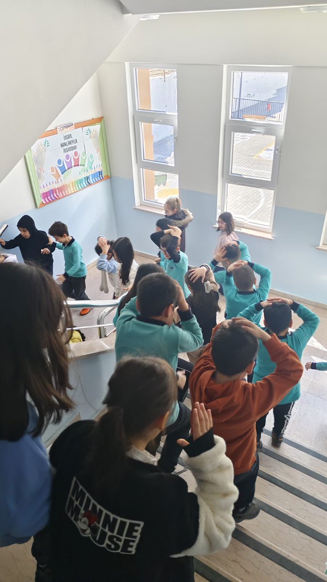 MEB AKUB Ekip üyelerimiz Aykut Demirci ile Vedat Şabano tarafından Şehit Uğur Yıldız İlkokulunda 1-7 Mart Deprem Haftası kapsamında tahliye tatbikatı ile sergi çalışması yapılmıştır.
<a href="/tcmeb/">Millî Eğitim Bakanlığı</a>
<a href="/Yusuf__Tekin/">Yusuf Tekin</a>
<a href="/meb_dhgm/">Destek Hizmetleri Genel Müdürlüğü</a>
<a href="/omurfatih/">Ömür Fatih Karakullukçu</a>
<a href="/ozkan_meb/">Özkan AVCI</a>
<a href="/kastamonumem/">Kastamonu İl Millî Eğitim Müdürlüğü</a>
<a href="/hasangumus78/">HASANGÜMÜŞ</a>
<a href="/MetinTayarer/">Metin TAYARER🇹🇷🇹🇷🇹🇷</a>