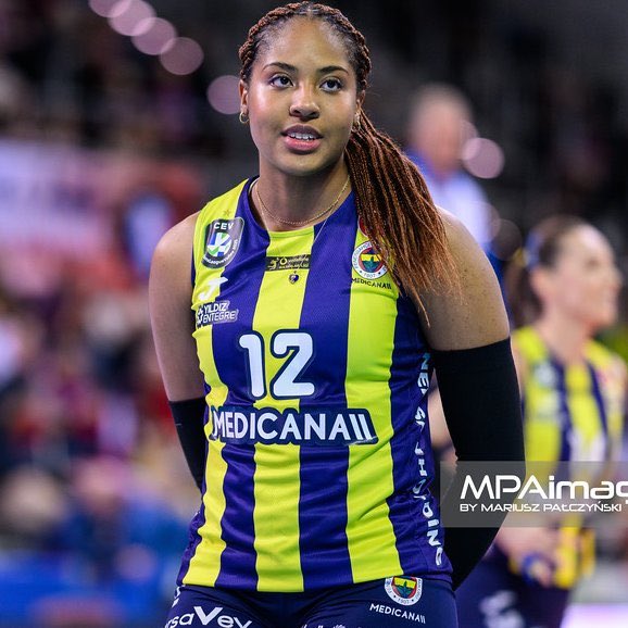 cristina ne lan babanın adını mı söylüyorsun hazreti kutsal başkumandanımız başbuğ başkumandanımız yedi cihanın kurucusu imparator imam mareşal halife-i bin suvari samuray kung-fu üstadı bordo bereli sayın kutsal başkumandan Ana Cristina De Souza diyeceksin