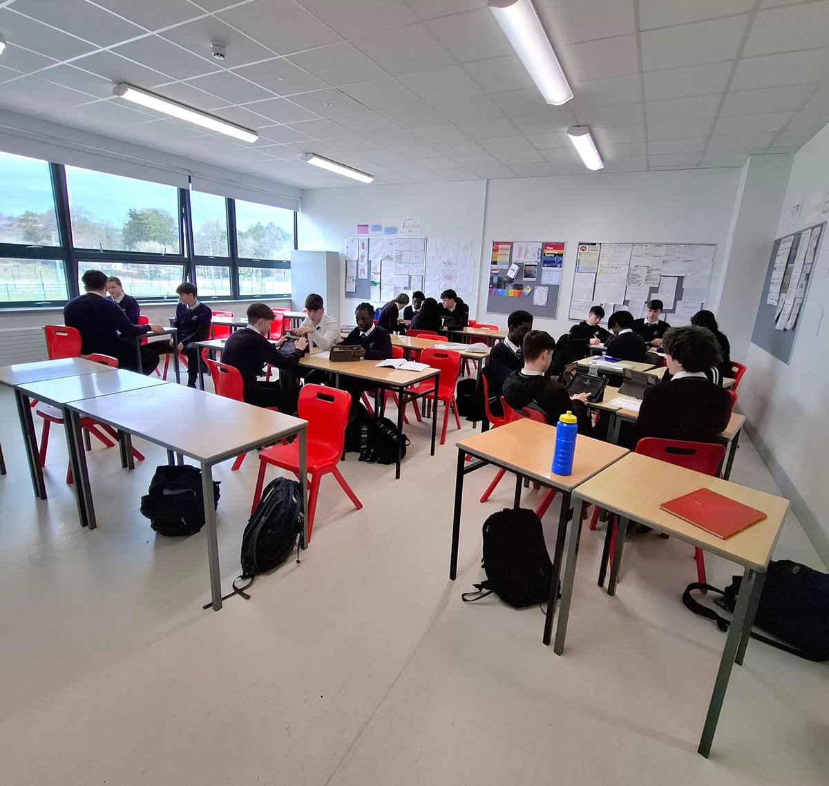 CarrigtwohillCC's tweet image. Flipped classroom! 👩🏻‍🏫👨🏼‍🏫 5th year LCPE students carried out an investigation into the benefits and side effects of various dietary supplements in relation to performance and then taught one another! #LCPE #investigation #Topic2 #