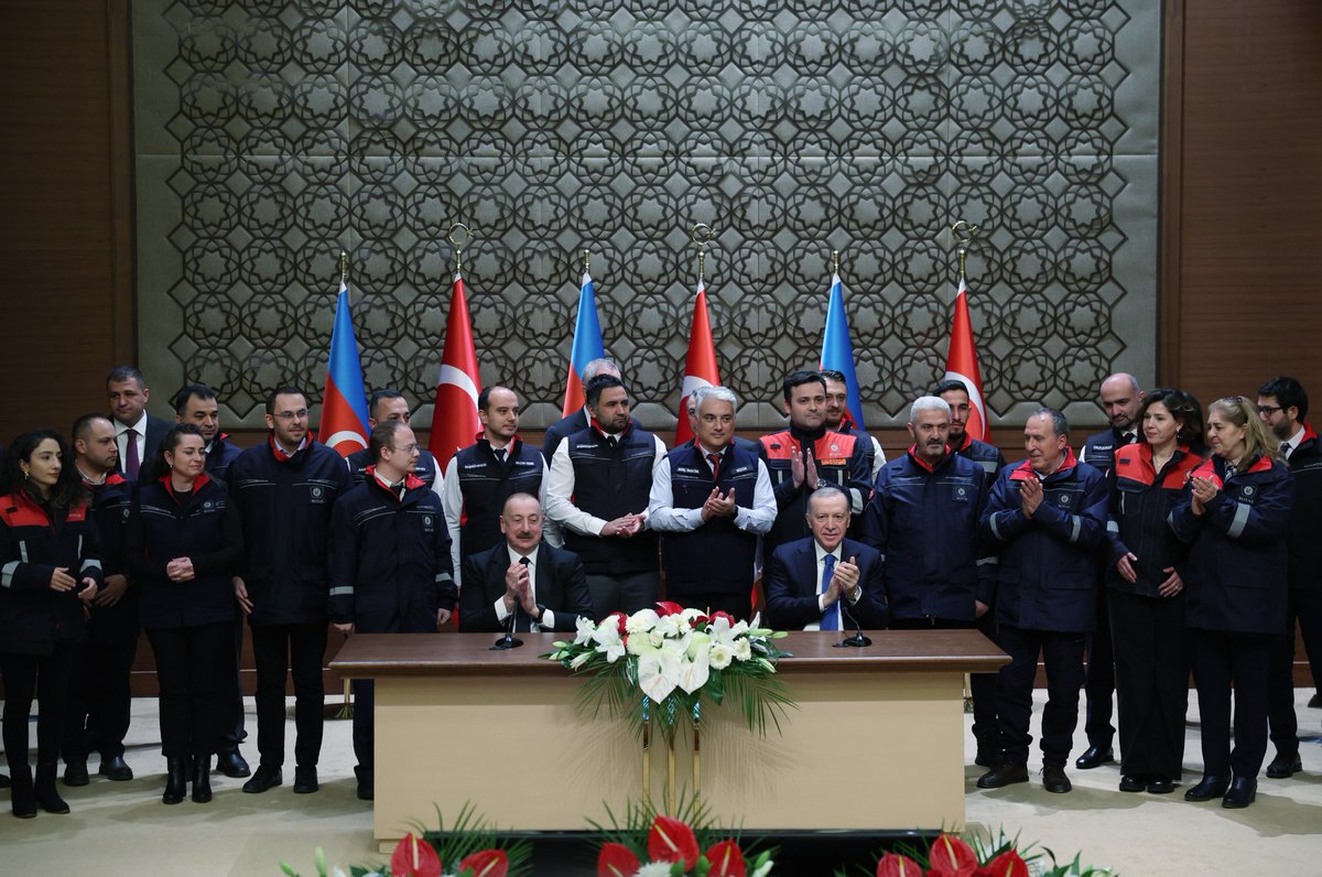 Enerji alanında stratejik ve ezber bozan projeleri devreye alma konusunda Can Azerbaycan’la tam bir uyum içindeyiz. 🇹🇷🇦🇿

Bugün açılışını yaptığımız Iğdır-Nahçıvan Doğal Gaz Boru Hattı, enerji alanında daha evvelki stratejik girişimlerimizi tamamlayacaktır.