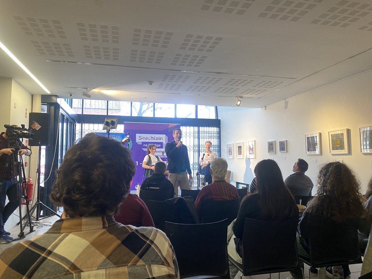 CnaG's tweet photo. Rónán Mac Con Iomaire @ronanmaccon faoi agallamh ag @roiseeen anois sa @Culturlann i mBéal Feirste agus saothar Rónáin, 'An Ghluaiseacht', Scéal Chearta Sibhialta na Gaeltacht, faoi chaibidil acu.

Eagraithe @FisanPhobail @AnCeathruPoili mar chuid de #SnaG25 https://t.co/VTWBaFnut3