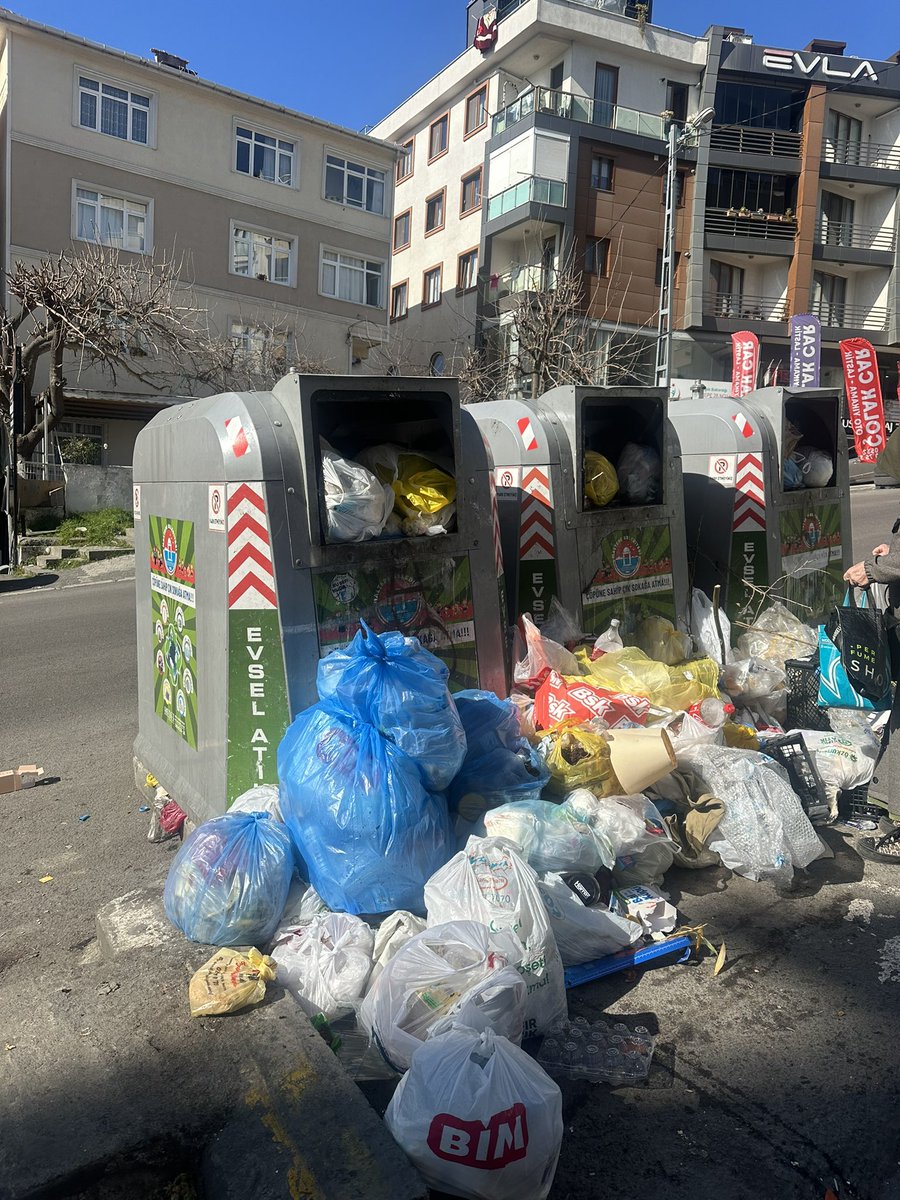 bsrapyrzz's tweet photo. Fındıklı mah fırat sok girişi gene biriken bir çöp rezaletiiii.. belediyee nerede bu pisliğin ıcınde yaşamak zorunda mıyız? @MaltepeBelTr https://t.co/O3LYUbVCoi