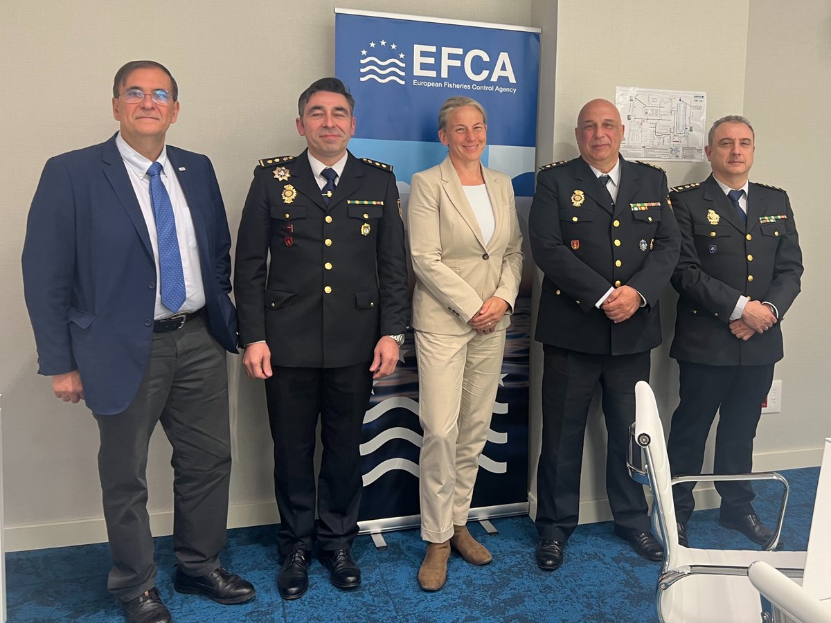 We were pleased to welcome representatives from the Local Police Station of the National Police in Vigo - Redondela to our premises.

They met with our Executive Director to learn more about our agency’s role in #FisheriesControl under the #CommonFisheriesPolicy.🎣

#WeAssist