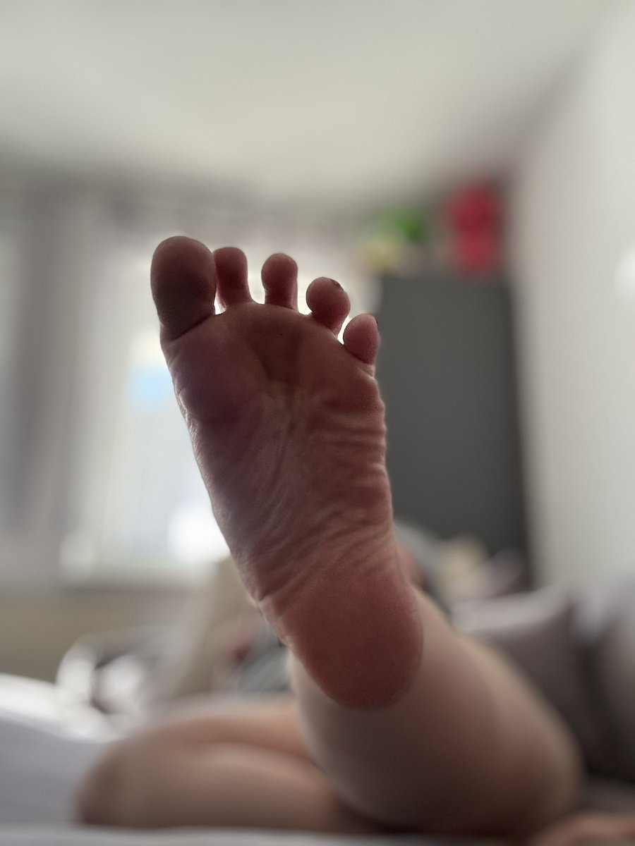 Komm her kleines Hündchen und leck mir die Füße sauber - gehorche - und sei ein braver Junge 🐶 #feetworship #feetloversonly #onlyfansfeet #feetlove