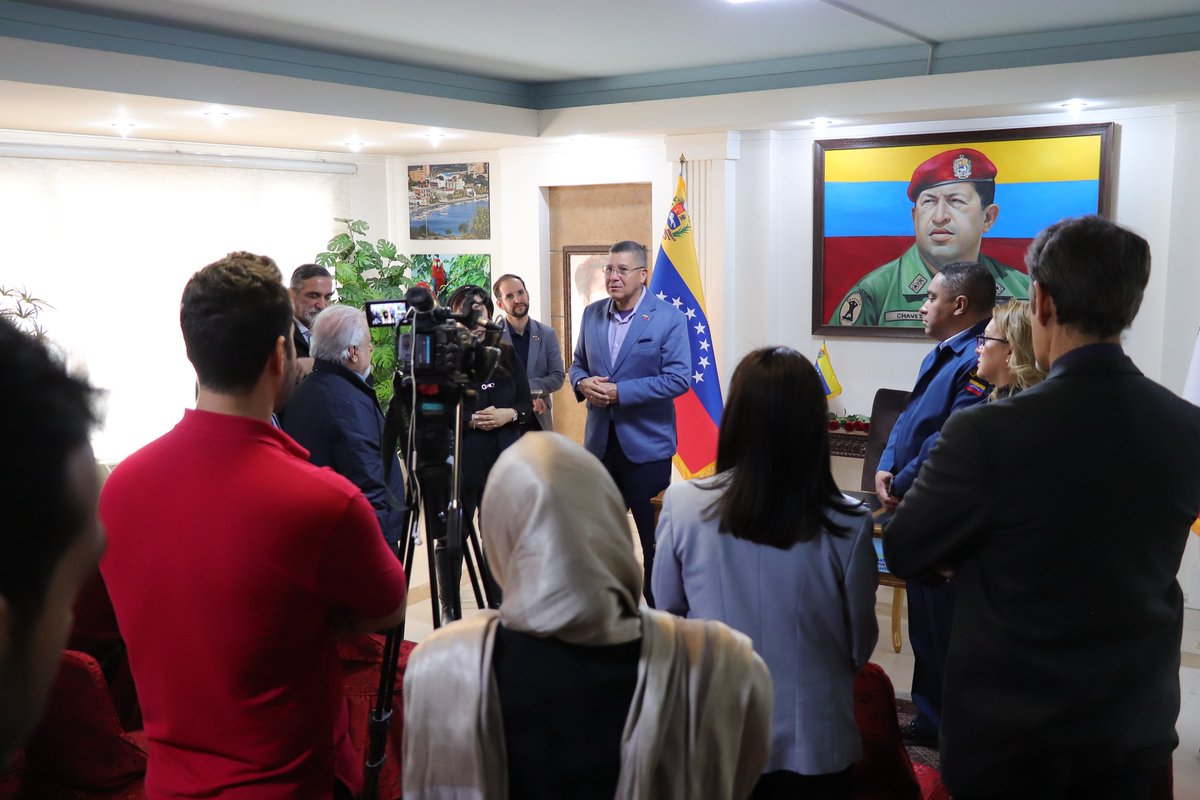 کارکنان سفارت جمهوری بولیواری ونزوئلا به همراه اعضای شاخه ایرانی جنبش بین المللی ضد فاشیسم ، دوازدهمین سالگرد درگذشت فرمانده معظم هوگو چاوز را گرامی و میراث او را در دفاع از ملت‌های ستمدیده جهان پاس داشتند.