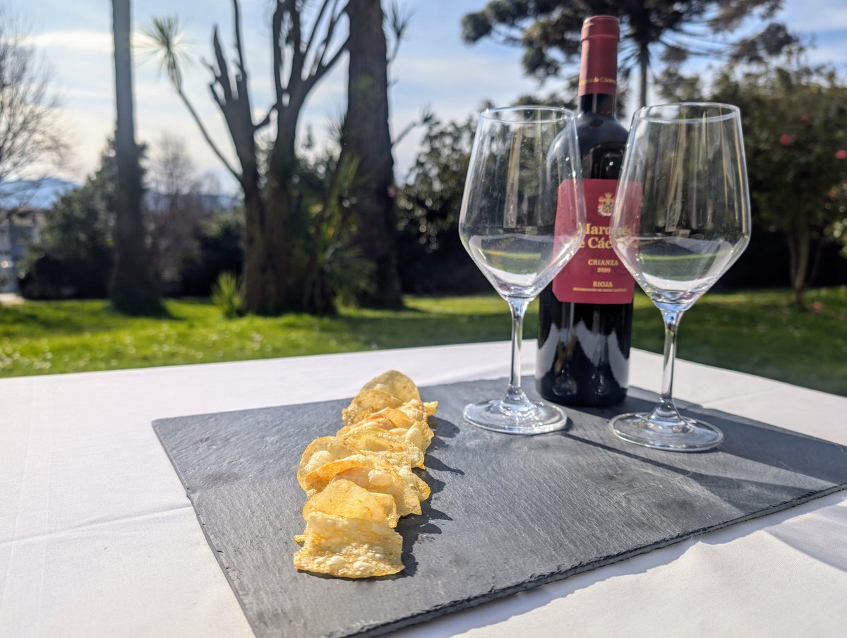 Algo de beber, el sol brillando y la mejor terraza de la ciudad.
Ven a disfrutar del momento, porque una buena bebida sabe mejor cuando la compartes en el lugar adecuado.
¡Ven a conocernos, te esperamos!
 942 03 34 02
 reservas@lascarolinasgarden.com
lascarolinasgarden.com