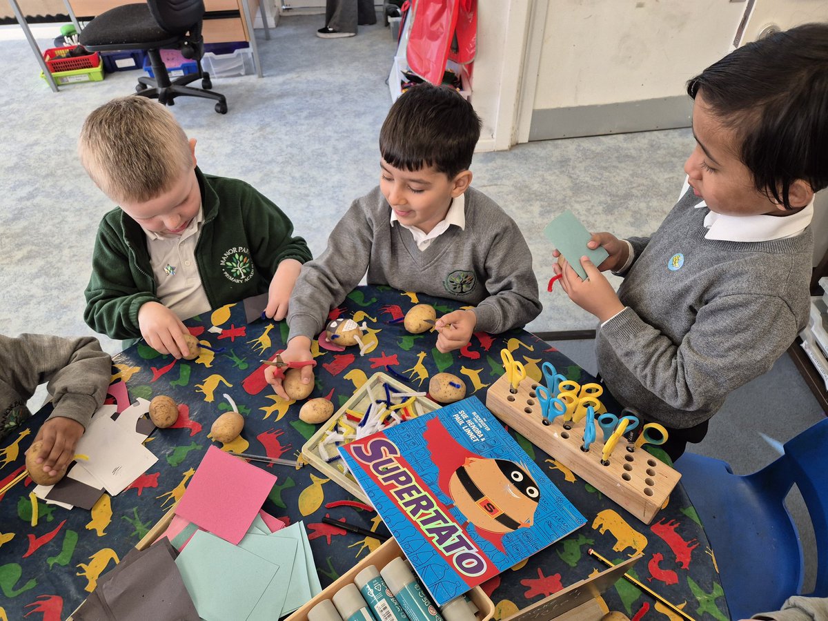 ManorParkSchSM1's tweet photo. Aqua class loved reading the Supertato story. We have achieved the LEO Explorer Creative! We made our own Supertato! #WeAreLEO #LeoExplorers @LEOearlyyears #MPPart https://t.co/kHaKhHd1UC