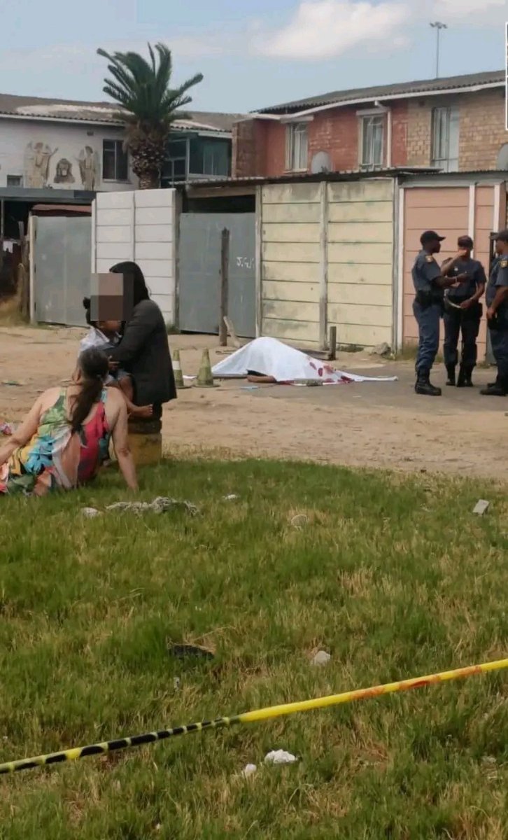 MDNnewss's tweet image. A college student was shot in Avonwood, Elsies River, Cape Town, after his phone was snatched while he was in an e-hailing taxi. .

The young man chased after the thieves, but was shot during the pursuit. 

#CrimeWatch