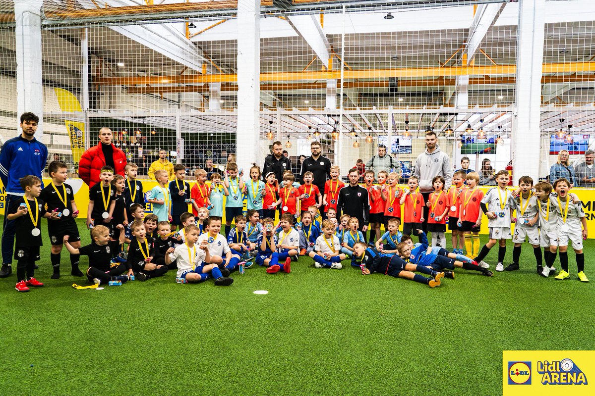 Lieli sapņi sākas mazos laukumos! ⚽

No pirmajiem vārtiem līdz kopīgiem uzvaras mirkļiem – 2. marta Lidl Arena bērnu turnīrs bija īsti futbola svētki! 🎉 Paldies futbolistiem, treneriem un līdzjutējiem par neaizmirstamu dienu!

#LidlArena #Futbols #KustībuPrieks