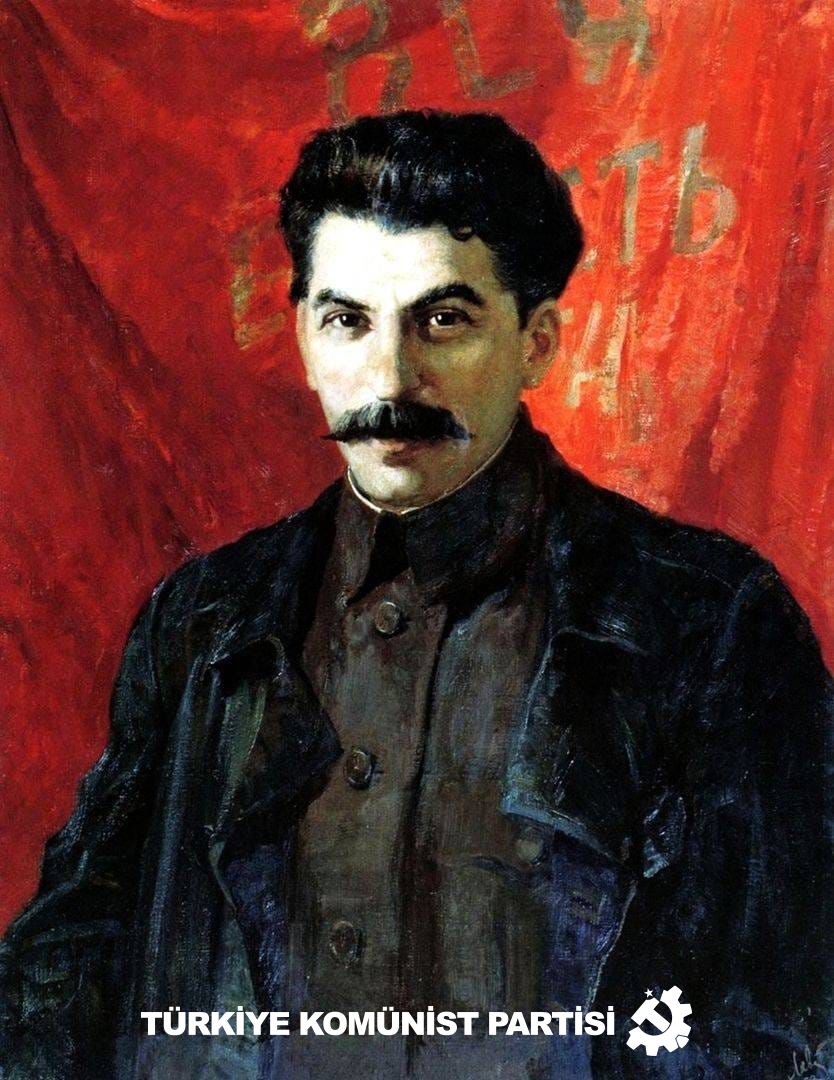 Josef Stalin, 72 yıl önce, 5 Mart'ta hayata gözlerini yumdu.

Sovyet toplumu, en zorlu dönemleri onun liderliğinde atlattı. 

Faşist barbarlığa ve emperyalist saldırganlığa karşı sadece Sovyet halklarını değil, tüm dünya emekçilerini savundu. 

Geride bıraktığı mirasa ve
