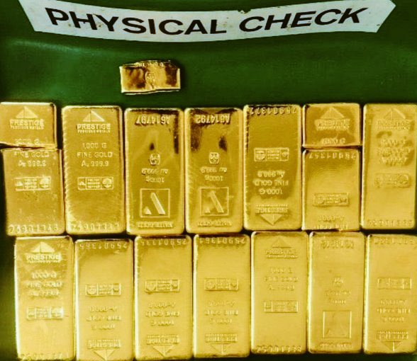 Braking news🚨
Ranya Rao, daughter of Karnataka DGP, arrested in Bengaluru airport while trying to smuggle 14 kg gold from Dubai
Actor caught with Rs 12.56 crore gold at Bengaluru airport
DRI tracked her frequent Dubai trips before arresting her😱😱

#RanyaRao <a href="/RanyaRao/">Ranya Rao</a>
#Canada