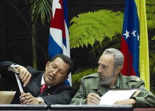cdr_cuba's tweet image. #Fidel a #Chávez: ¡Moral y luces! (...) es la primera vez que veo a alguien tratando de ganar esa batalla moral a base de conquistar el interior, el corazón y la mente de la gente  #ChávezVive  #CDRCuba #Cuba