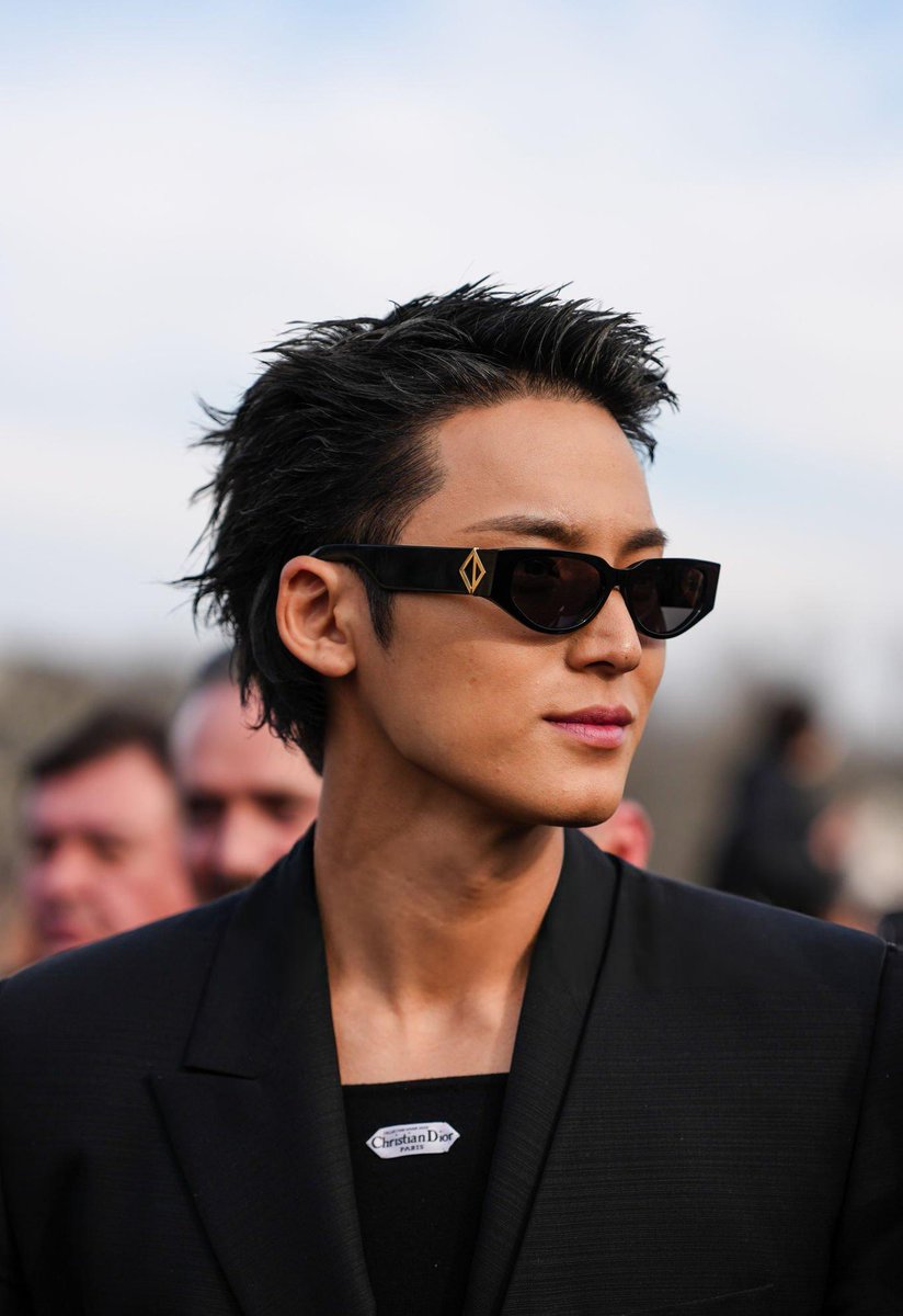 this photo of mingyu 🫠

DIOR PRINCE MINGYU AT PFW
#MINGYUxDiorAW25 #ParisFashionWeek
#DiorAW25 <a href="/dior/">Dior</a> <a href="/pledis_17/">세븐틴(SEVENTEEN)</a>