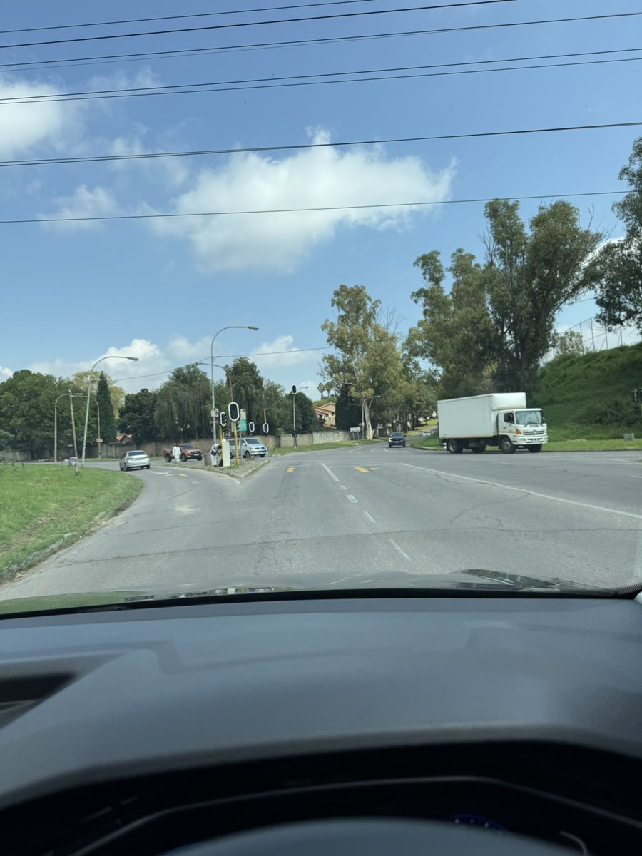 bianchimethanol's tweet photo. @MyJRA Please fix the dead robots on Cnr Tana &amp; Linden Road causing unnecessary delays https://t.co/NbW2w0Qnoh