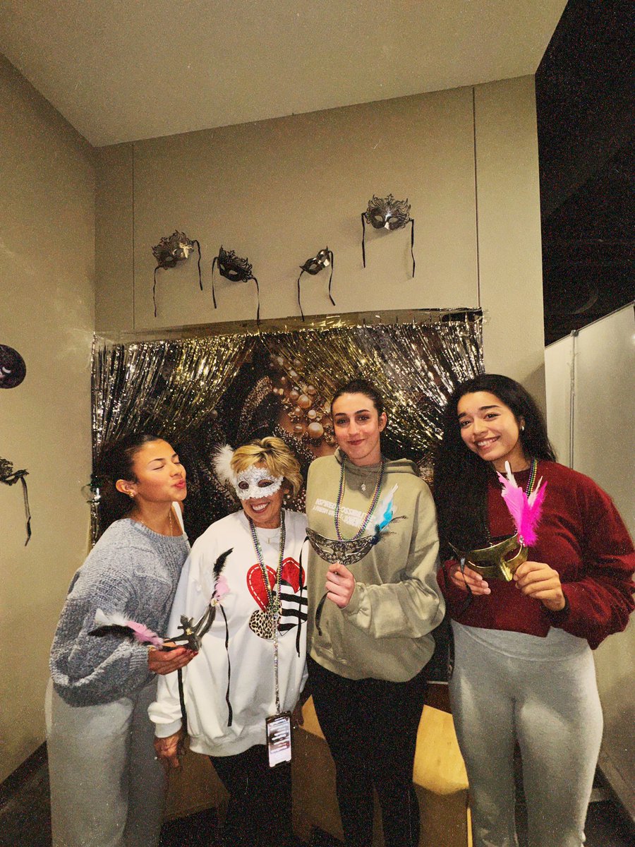 ladyrangervb's tweet image. Mardi Gras in Ranger !!! 💜💚💛🏐 #PistolsUp #254 #RangerCollege #RCVB