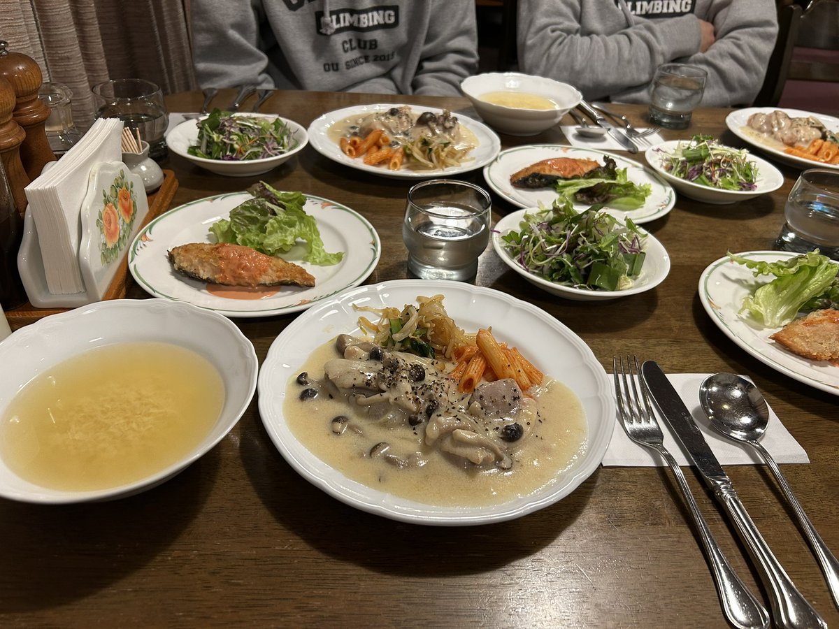 chalten_gcc's tweet image. 学習院大学クライミング愛好会Chaltenです
2.27-2.28に冬合宿でGALA湯沢に行ってきました⛄️
運動神経の良い部員が多く、ほぼみんなスキースノボを乗りこなしていました！
もちろん、スキースノボが出来ない人も食事や温泉を楽しみました☺️
 #春から学習院  #春からGU  #春からgwc 
 #春からgu