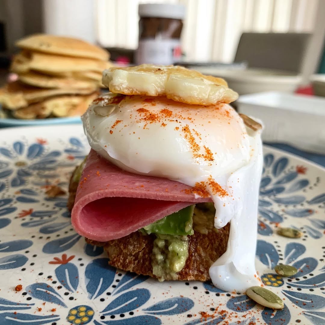 Lisa_ndrae's tweet photo. Toasted sourdough with avocado spread, ham, poached egg, and halloumi cheese
✨ Quick note: Ham isn’t the healthiest choice—I just used it because I had some at home. If you want to add meat, smoked options are a better pick. Enjoy your meal! 😋 https://t.co/fDxI96z3jz