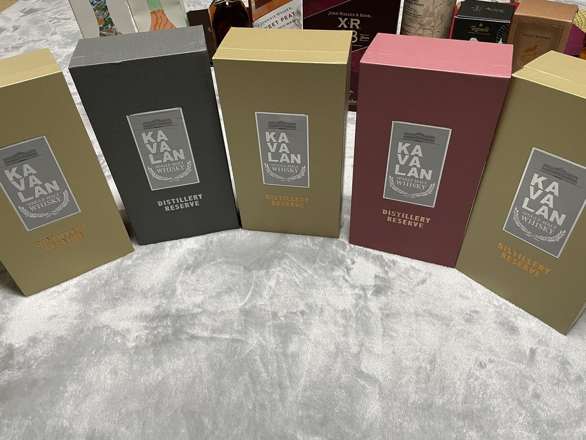 台湾から持ち帰ったウイスキーを紹介1/4頁

カバランの蒸溜所限定ボトル3種とブレンド体験でのオリジナルボトル2種。
台北市内の直営店でもピーテッドとラムカスクの限定ボトルは置いてありましたが、マデイラカスクだけは正真正銘の蒸溜所限定販売らしいです。