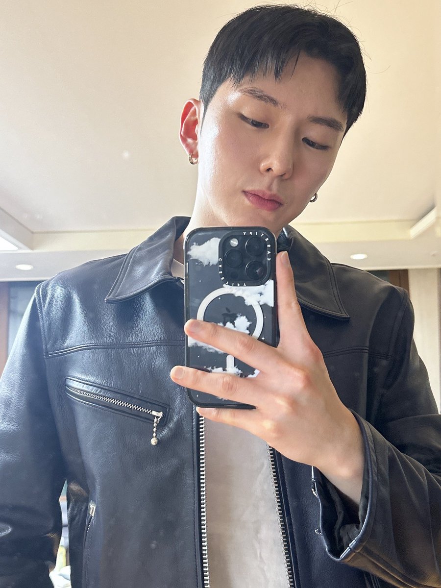 KIHYUNY00's tweet photo. idk~ just me and my mirror selfie return perhaps? https://t.co/6SN1cnGo5b