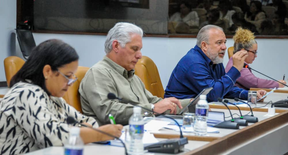 MayraArevich's tweet photo. Este martes realizamos el Balance 2024 del sistema @MINCOMCuba, presidido por nuestro Presidente y Primer Secretario del Partido @DiazCanelB y con la presencia del Primer Ministro @MMarreroCruz y otras autoridades del Partido y el Gobierno. 
#CubaPorLaTransformaciónDigital
🧵👇 https://t.co/BeFq8G4S9n