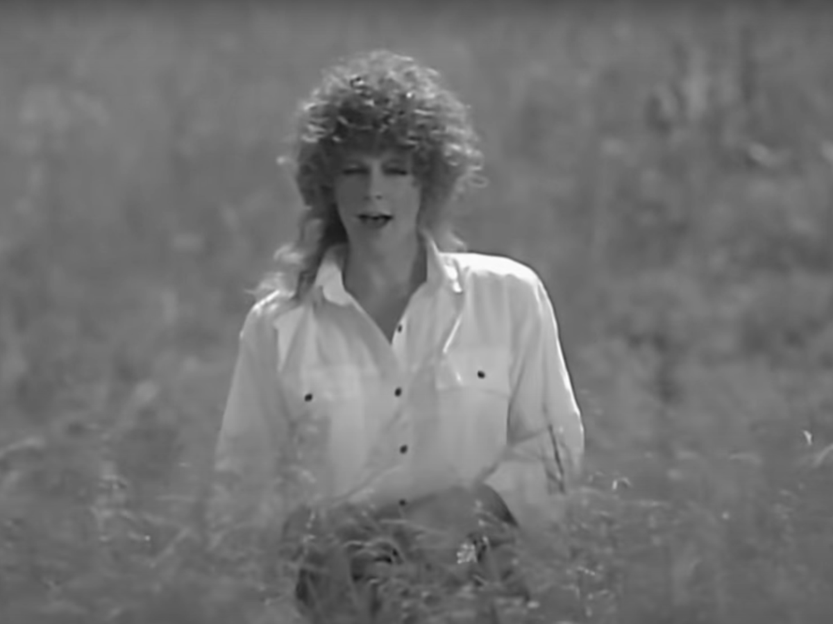 Please enjoy my (slightly heated) argument that even though she doesn't write lyrics or compose music, Reba McEntire is still an author of her material. lostsongs.substack.com/p/you-lie-reba…