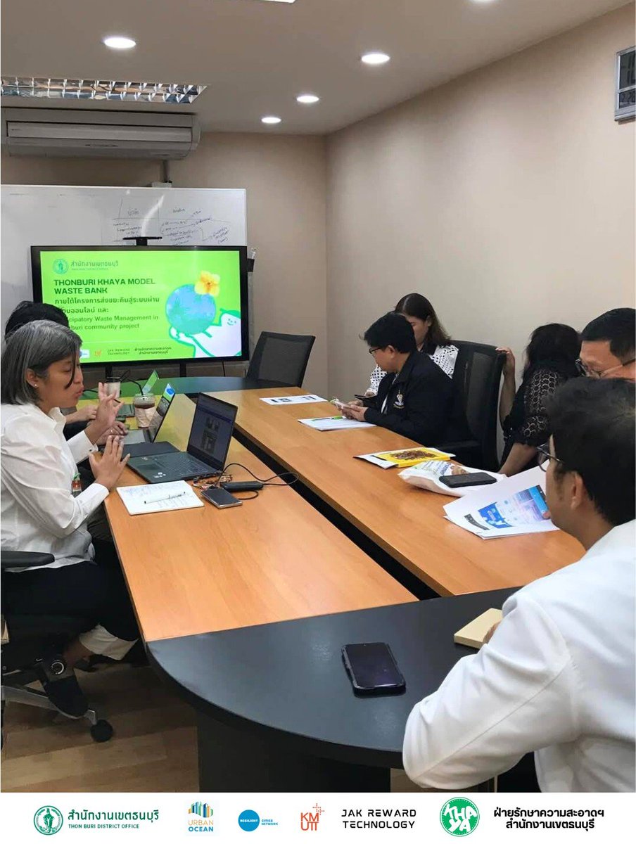 JakReward's tweet photo. 📷Jak reward technology และ Khaya coin Reward รายงานความคืบหน้าโครงการ THONBURI KHAYA MODEL WASTE BANK 
ในวันที่ 28 กุมภาพันธ์ 2568 ที่ผ่านมา
ณ ศาลาว่าการกรุงเทพมหานคร (เสาชิงช้า)
**ขอขอบคุณภาพจากคุณป็อบ Less Plastic Thailand** https://t.co/dN58wOwZzG