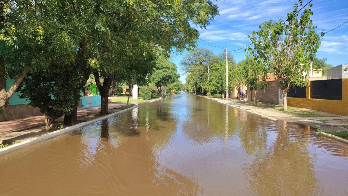 En estos momentos viajando a la localidad de Lafinur. Desde la jornada de ayer, equipos de emergencia trabajan en ese lugar y zonas aledañas ante la llegada de la crecida del río. Anoche, alrededor de las 23:00 horas, comenzó a aumentar el caudal, alcanzando en estos momentos su