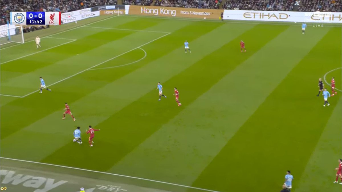 FcTactic_'s tweet photo. ⏳ Le pressing ⏳

Comme le PSG, Liverpool est une équipe qui presse très haut, avec une intensité maximale.

Concrètement, voici comment ça se met en place ⬇️

Les Reds s’organisent souvent en 4-2-4 lors de la phase de pressing, en laissant volontairement le côté opposé libre pour créer une énorme densité autour du ballon.

Mais ce pressing a un point faible : il arrive fréquemment qu’un des milieux se retrouve isolé entre les lignes. Si les défenseurs parisiens parviennent à le trouver proprement, ce joueur aura alors un vrai coup à jouer pour bonifier la possession et casser la pression adverse.