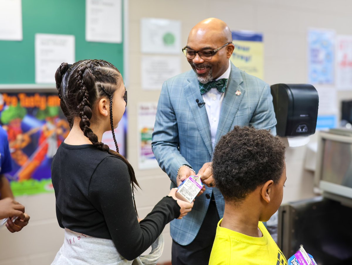 FortBendISDSupt's tweet image. Rise and shine, FBISD family! I’m here bright and early at Scanlan Oaks Elementary @SOES_Express, sharing a nutritious and energizing breakfast with our students in honor of #NationalBreakfastWeek! 

A healthy breakfast fuels the mind and body, setting up students for a…