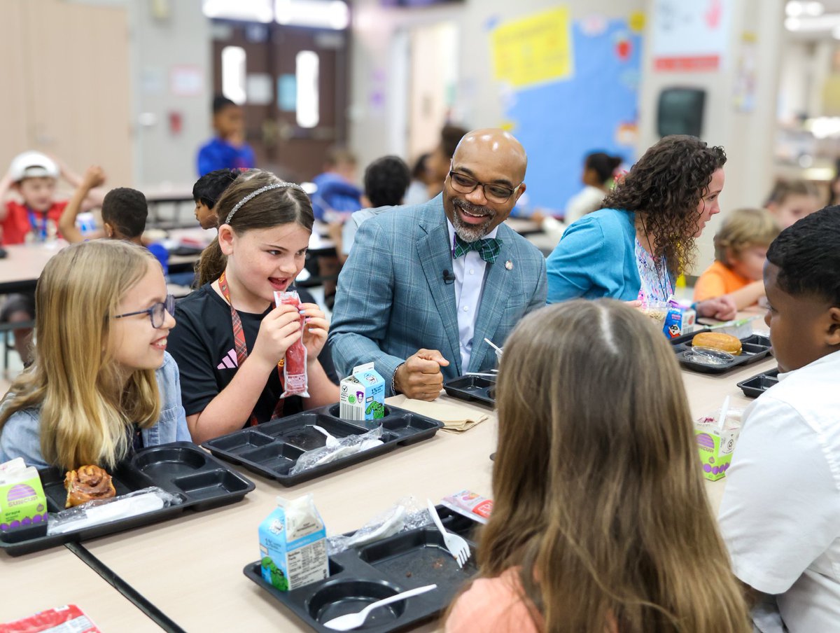FortBendISDSupt's tweet image. Rise and shine, FBISD family! I’m here bright and early at Scanlan Oaks Elementary @SOES_Express, sharing a nutritious and energizing breakfast with our students in honor of #NationalBreakfastWeek! 

A healthy breakfast fuels the mind and body, setting up students for a…