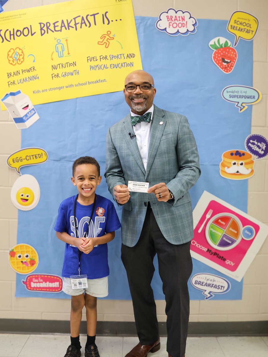 FortBendISDSupt's tweet image. Rise and shine, FBISD family! I’m here bright and early at Scanlan Oaks Elementary @SOES_Express, sharing a nutritious and energizing breakfast with our students in honor of #NationalBreakfastWeek! 

A healthy breakfast fuels the mind and body, setting up students for a…