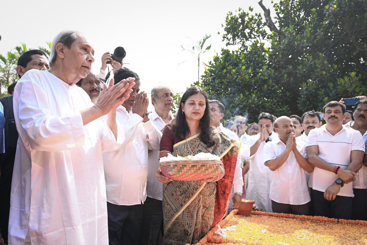 Office_of_NP's tweet photo. ଓଡ଼ିଶାବାସୀଙ୍କ ପ୍ରିୟ ନେତା, ମହାନ ଜନନାୟକ, ବିଜୁ ବାବୁଙ୍କ ୧୦୯ତମ ଜୟନ୍ତୀ ଶଙ୍ଖ ଭବନରେ ପାଳନ ହୋଇଛି। ଏହି କାର୍ଯ୍ୟକ୍ରମରେ ଶ୍ରୀ @Naveen_Odisha ସାମିଲ ହୋଇ ଶ୍ରଦ୍ଧାଞ୍ଜଳି ଜଣାଇଛନ୍ତି।

#BijuBabu #Odisha https://t.co/K18dXdU3Sg