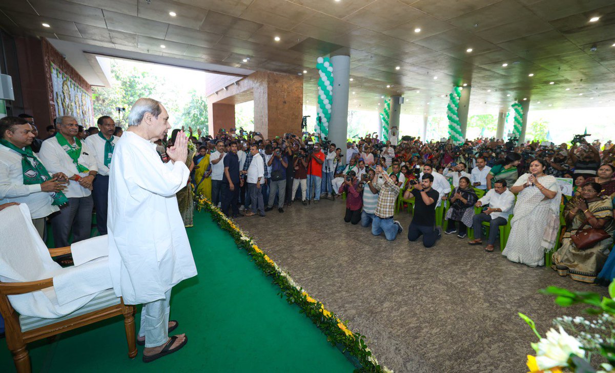 Office_of_NP's tweet photo. ଏଥିସହ ବିଜୁଙ୍କ ଜୟନ୍ତୀରେ ରାଜ୍ୟ ସରକାର ପଞ୍ଚାୟତିରାଜ ଦିବସ ପାଳନ ନ କରିବା ନେଇ ସେ କହିଛନ୍ତି, ‘ପଞ୍ଚାୟତିରାଜ ଦିବସ ବନ୍ଦ କଲେ, ବିଜୁବାବୁଙ୍କ ପ୍ରତି ଥିବା ଭଲପାଇବା କ’ଣ ଲିଭାଇ ପାରିବେ? ପାରାଦ୍ୱୀପ ବନ୍ଦର କ’ଣ ବନ୍ଦ କରିପାରିବେ?

#BijuBabu #Odisha https://t.co/c0Ix4R6YlQ