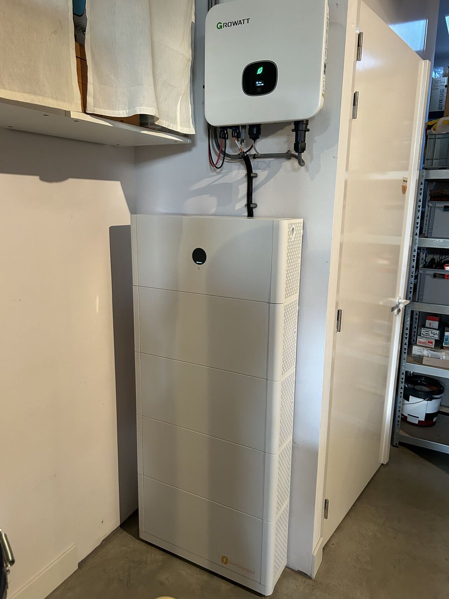 ☀️💵 Goedkope stroom? Klant in Amsterdam met 20 kWh thuisbatterij + 14 zonnepanelen laadt om 12:00-14:00 voor €0,00/kWh en gebruikt ’s avonds in de piek voor €0,21/kWh. Slim, toch? Meer weten? #zonnepanelen #thuisbatterij
